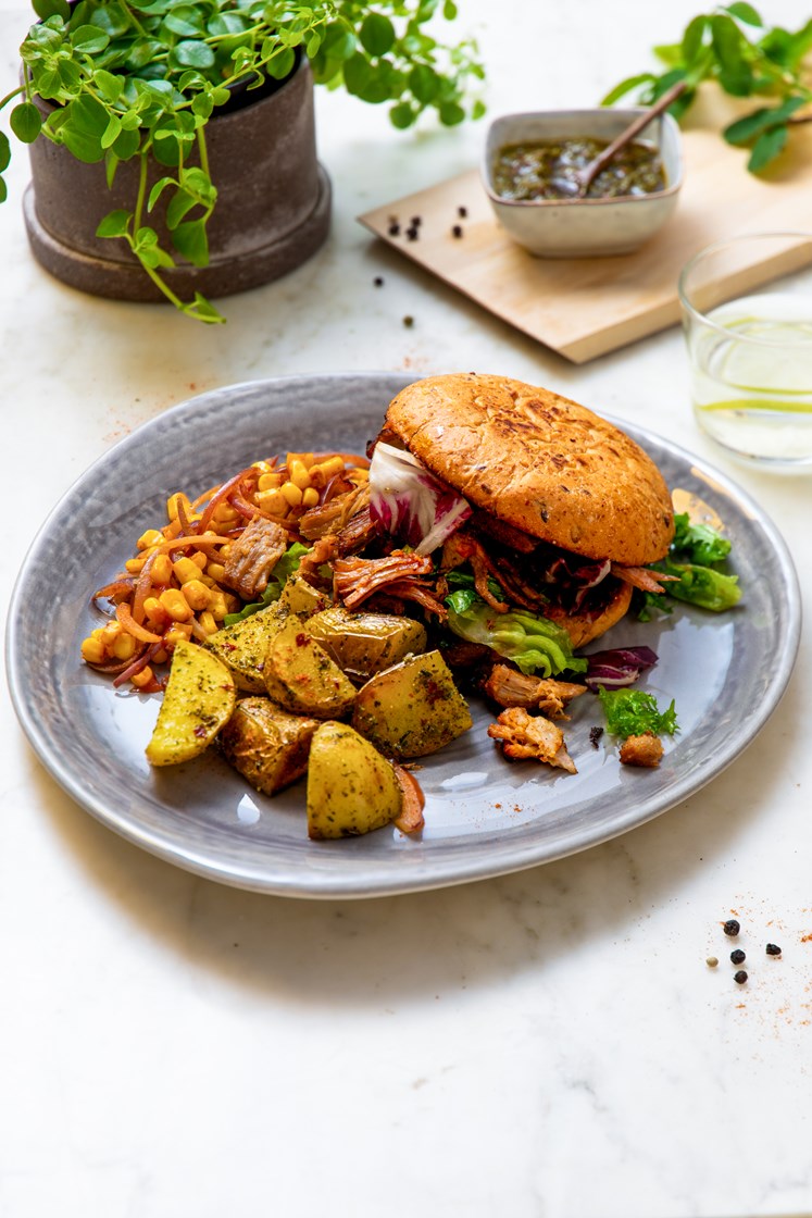 Hamburgere med pulled pork, urtebakte poteter og krydderstekt mais
