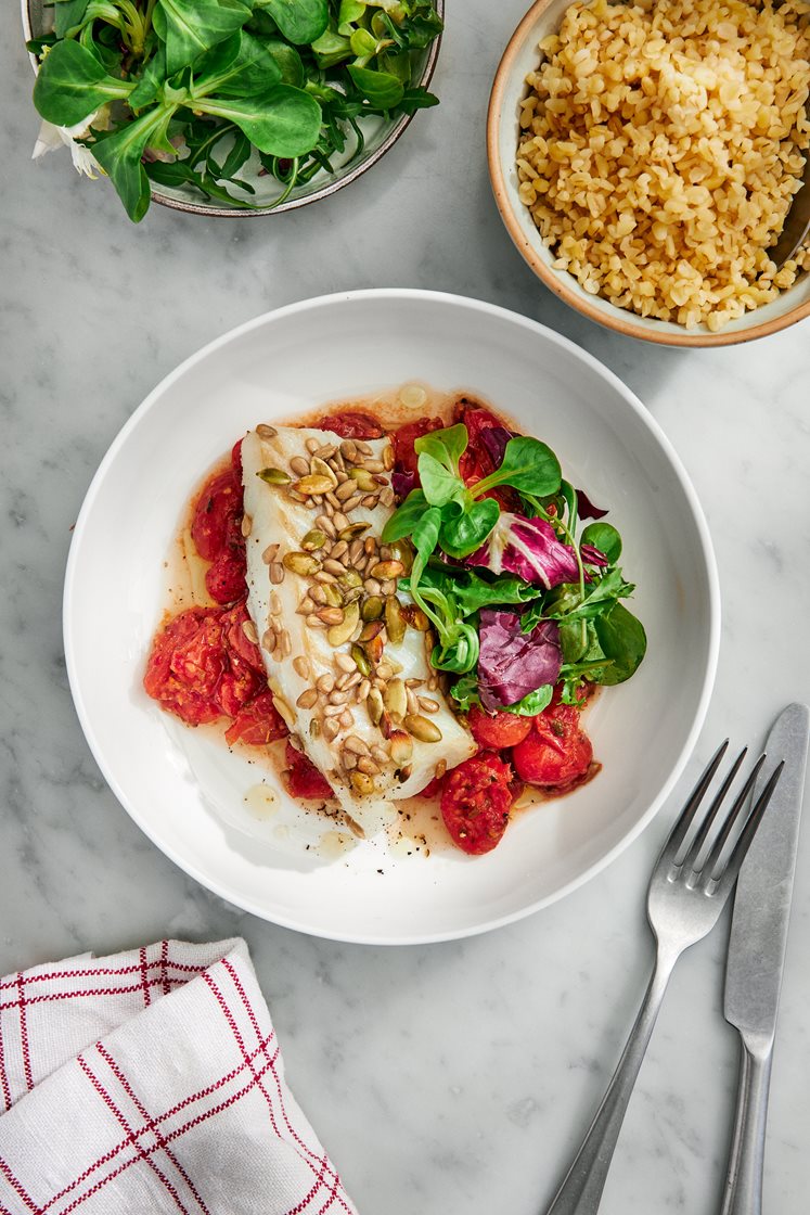 Fröbakad torsk med cocktailtomater och mixsallad