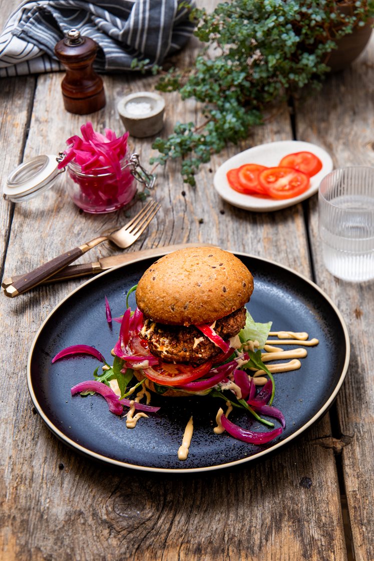 Slidere med salsicciaburgere, grønn salat, sitronsyltet rødløk og chilimajones