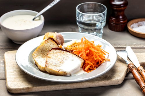 Stekt fiskepudding med revet gulrot og poteter