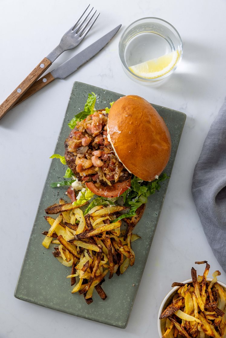 Storfeburger med Grana Padanokrem, bacon- og løkmarmelade og shoestringfries