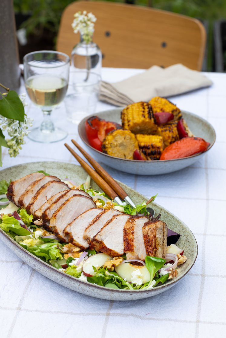 Helstekt ytrefilet av svin med grillede grønnsaker og nektarin- og fetaostsalat med valnøtter
