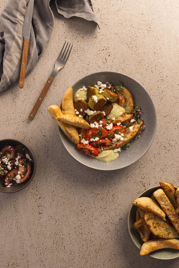 Falafler med tomat- og fetasalat, avokadodressing, bakte poteter og brødsticks