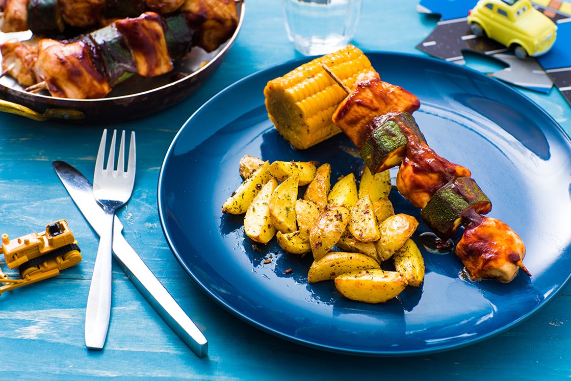 Kyllingspyd med BBQ-saus, maiskolbe og stekte poteter