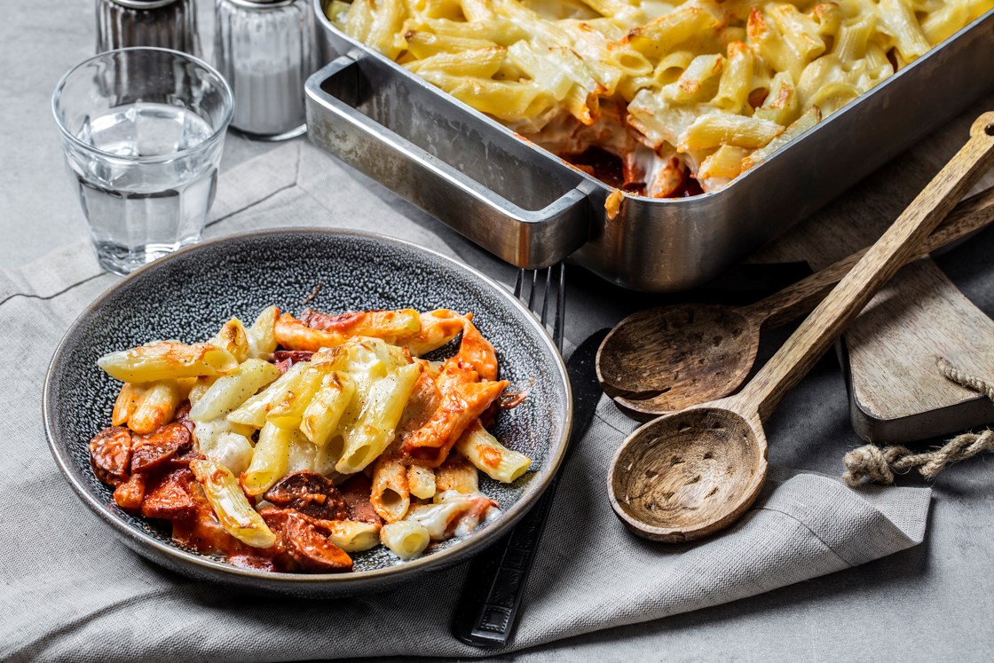 Pølse og pastaform med strimlet kålsalat
