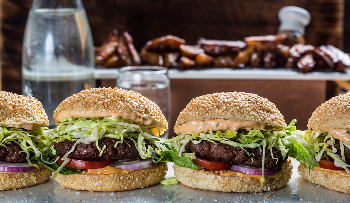 Cheeseburger med potetbåter