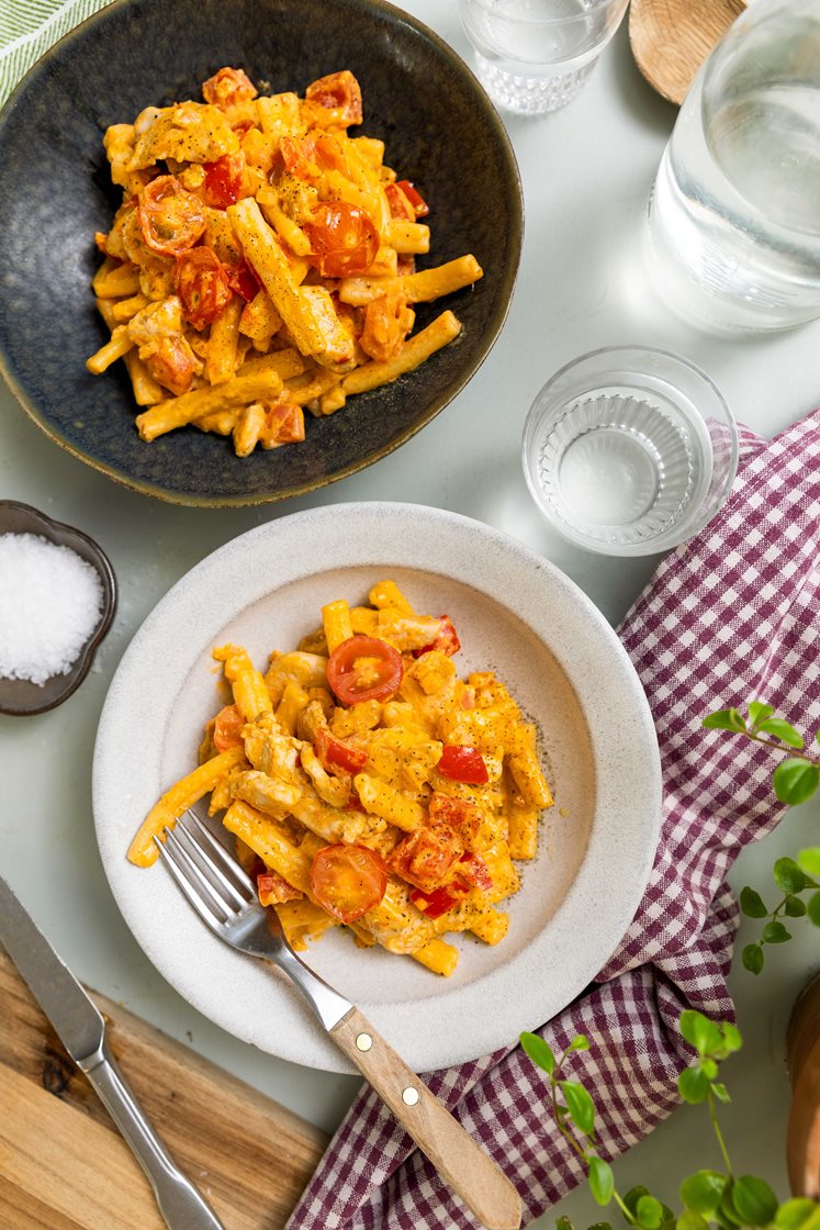 Kremet pasta med paprikapesto, kylling og tomat