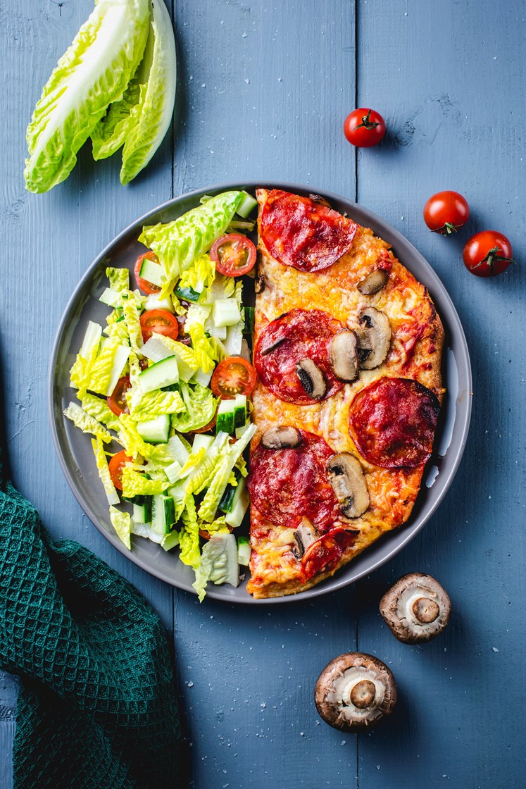 Pizza med hvit saus, vossaspianata og aromasopp servert med frisk salat