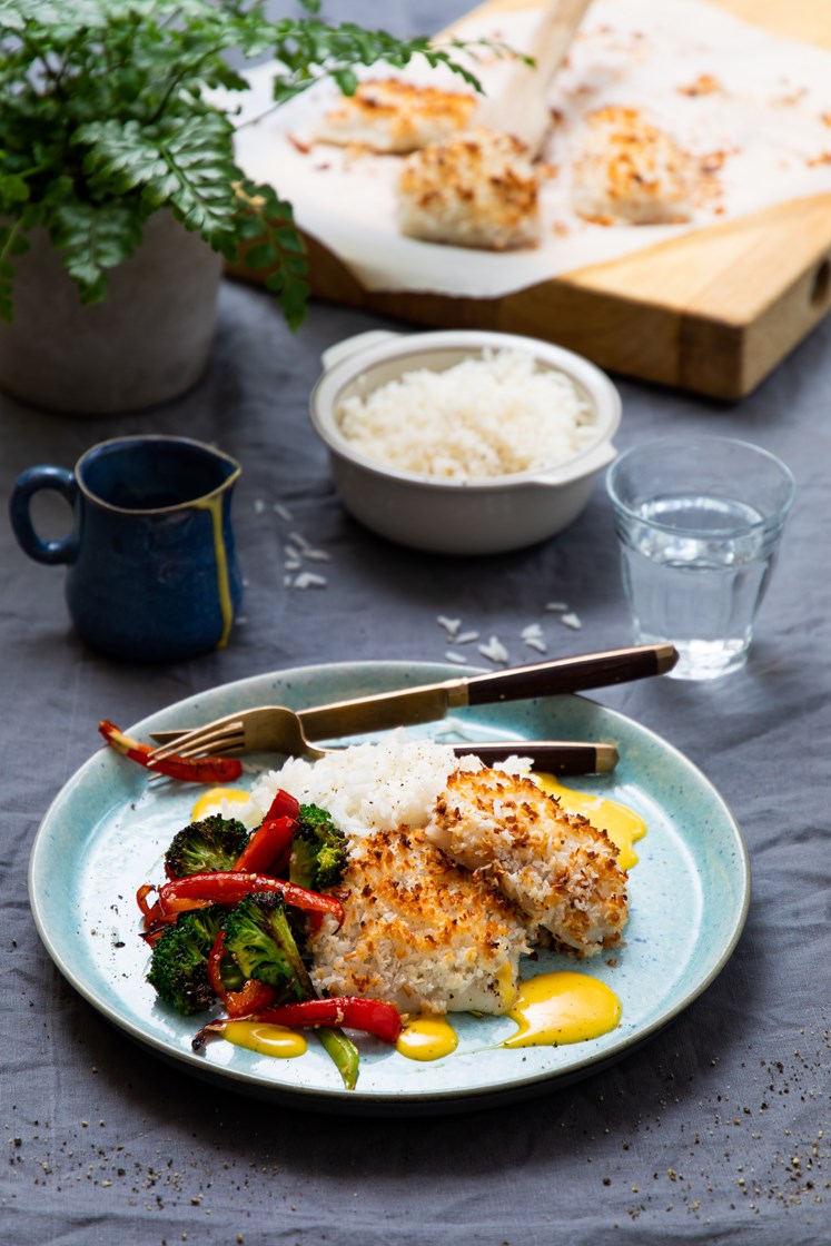 Ovnsbakt sei med kokoscrust, sprø grønnsaker og curry- og mangodressing