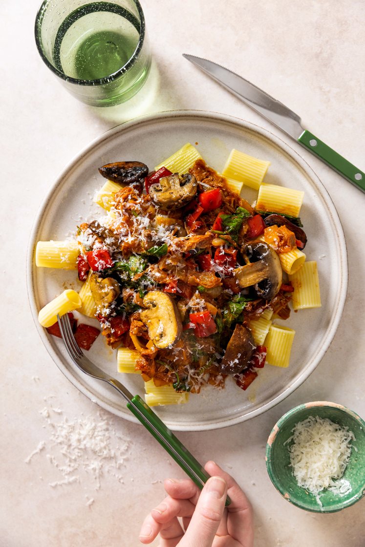 Pasta med ragu på svinekjaker med spinat, paprika, sopp og Grana Padano