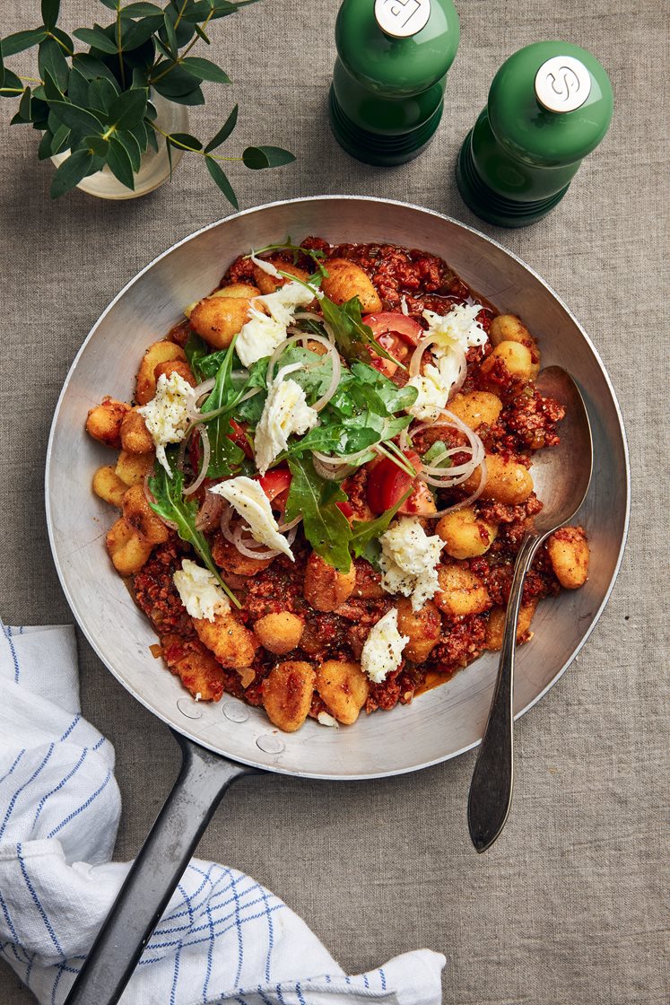 Stekt gnocchi med ragù di salsiccia och tomat- och mozzarellasallad