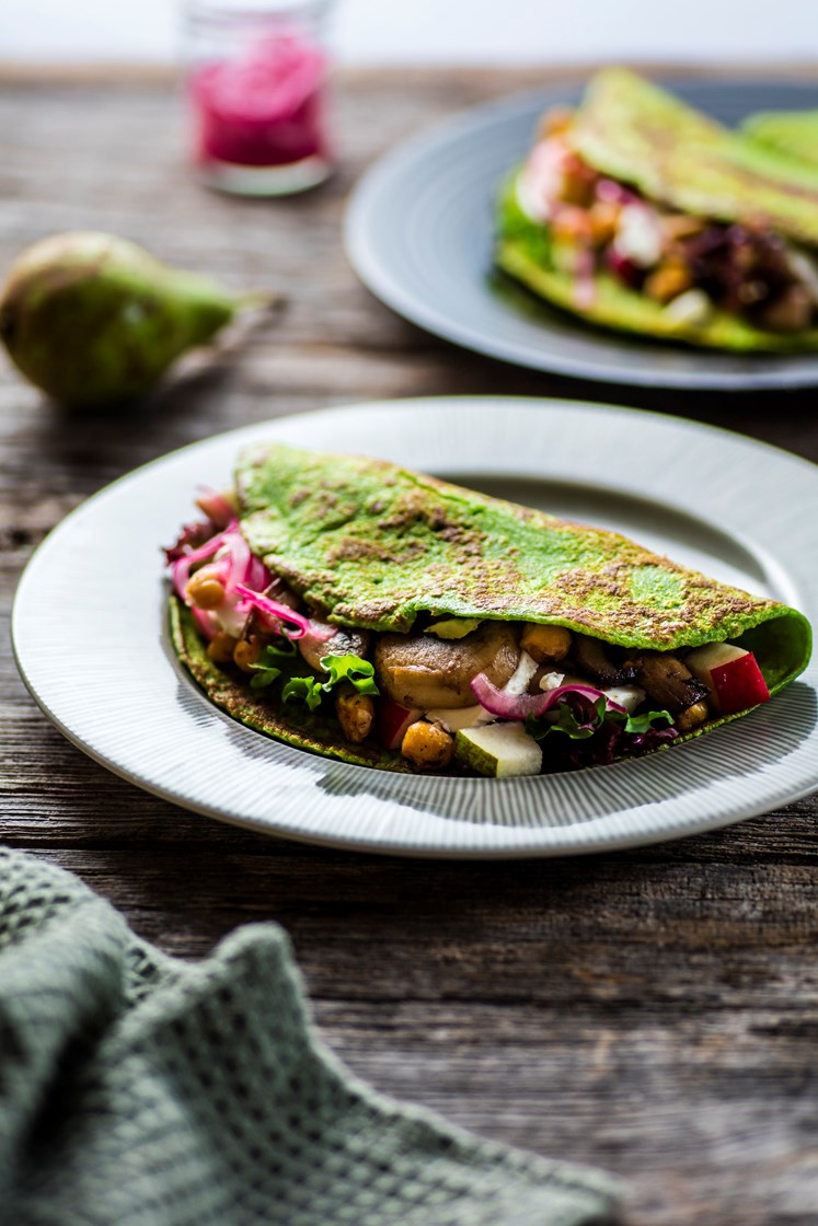 Spinatpannekaker med chèvre, aromasopp, pære og lettsyltet rødløk