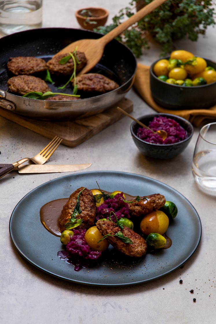 Medisterkaker med rosenkål, rødkål og brun saus