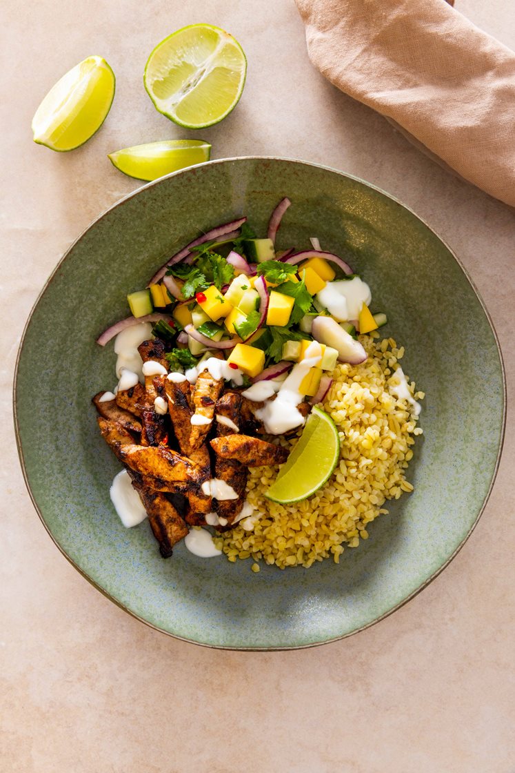 Soyamarinert svinekam med bulgur og mangosalat, servert med yoghurt