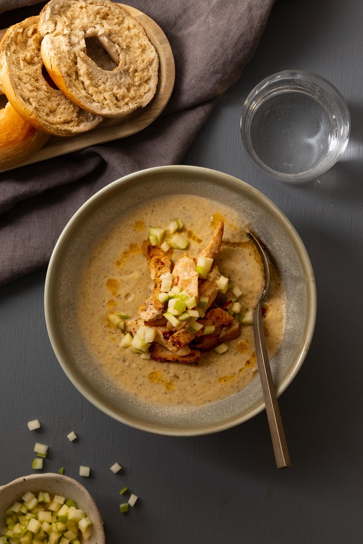 Jordskokkesuppe med chilikylling og æbletopping