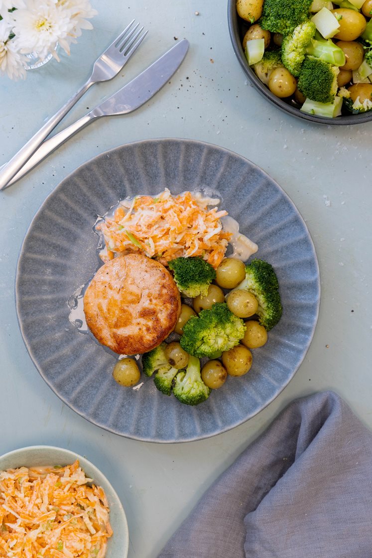 Ferske laksekarbonader med eple- og gulrot-tzatziki, kokte poteter og brokkoli