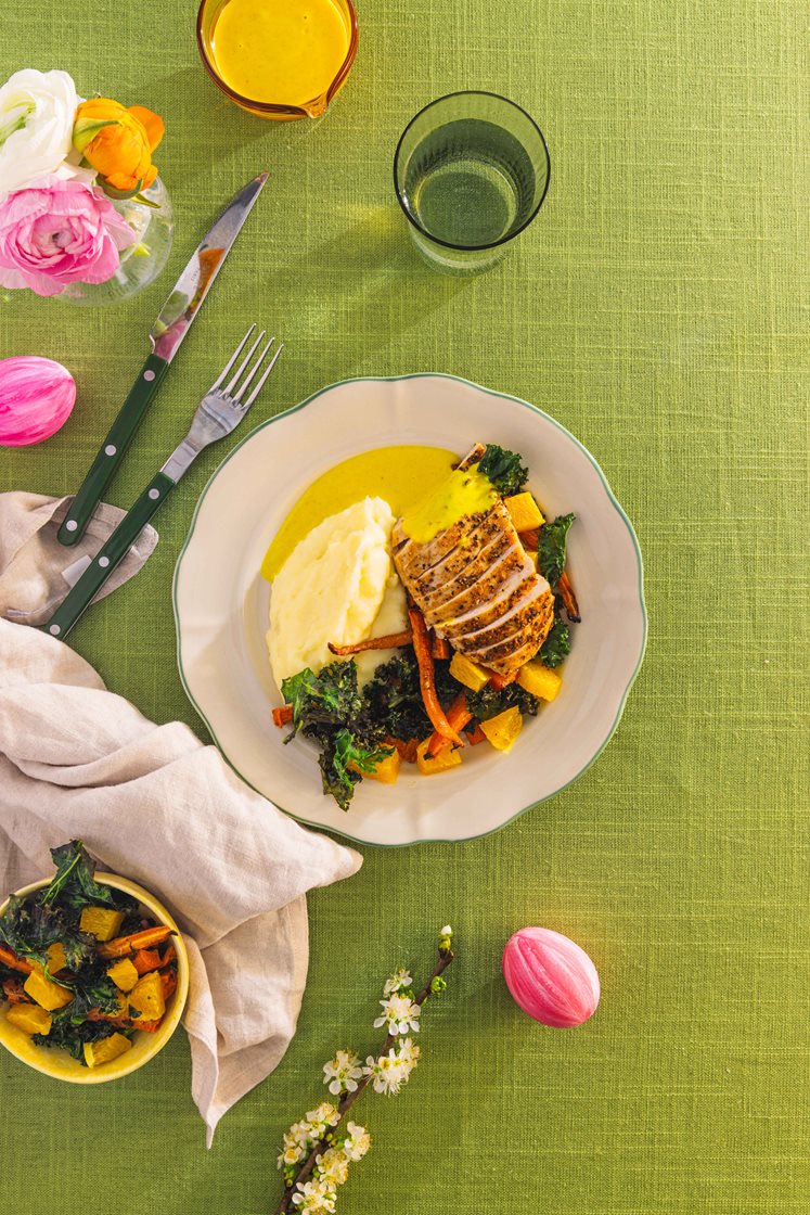 Sitruskrydret kyllingbryst med hvitløksbakte gulrøtter, appelsin og karrisaus