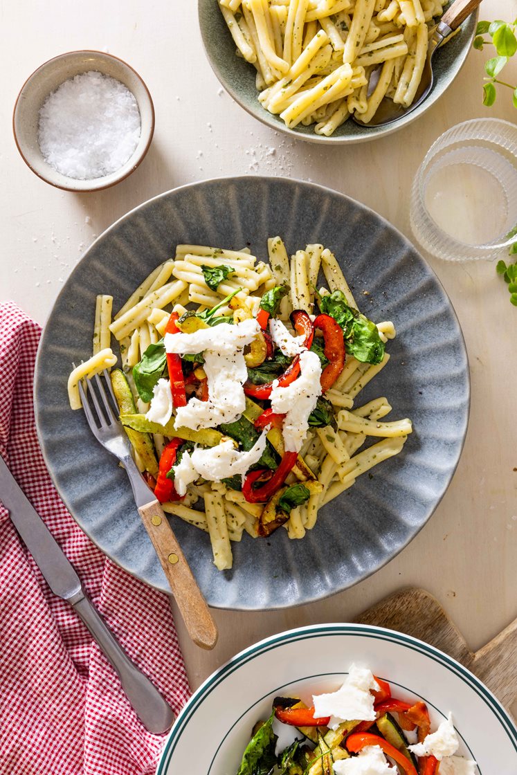 Basilikumkremet pasta med bakt paprika og mozzarella