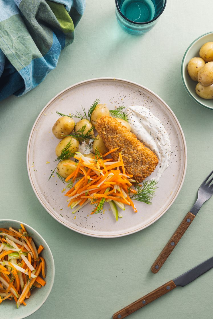 Panert torsk med råkostsalat, kokte poteter og dillrømme