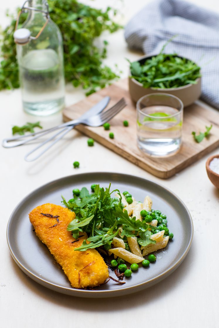 Panert hyse med kremet pasta penne, erter og ruccola