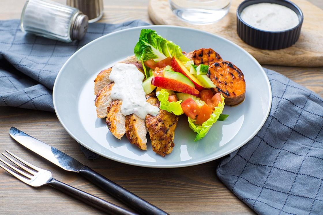 Grillet kyllingfilet med søtpotet, nektarinsalat og urtedressing
