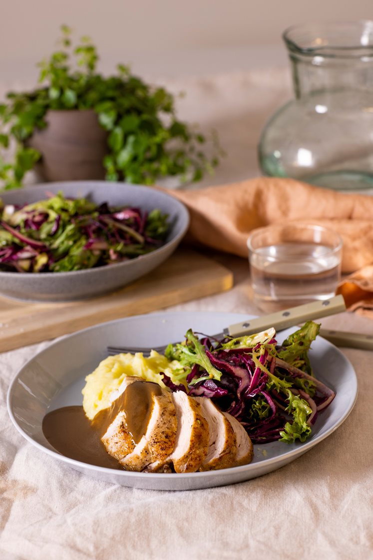 Kyllingbryst med rustikk potetmos, salat og peppersaus