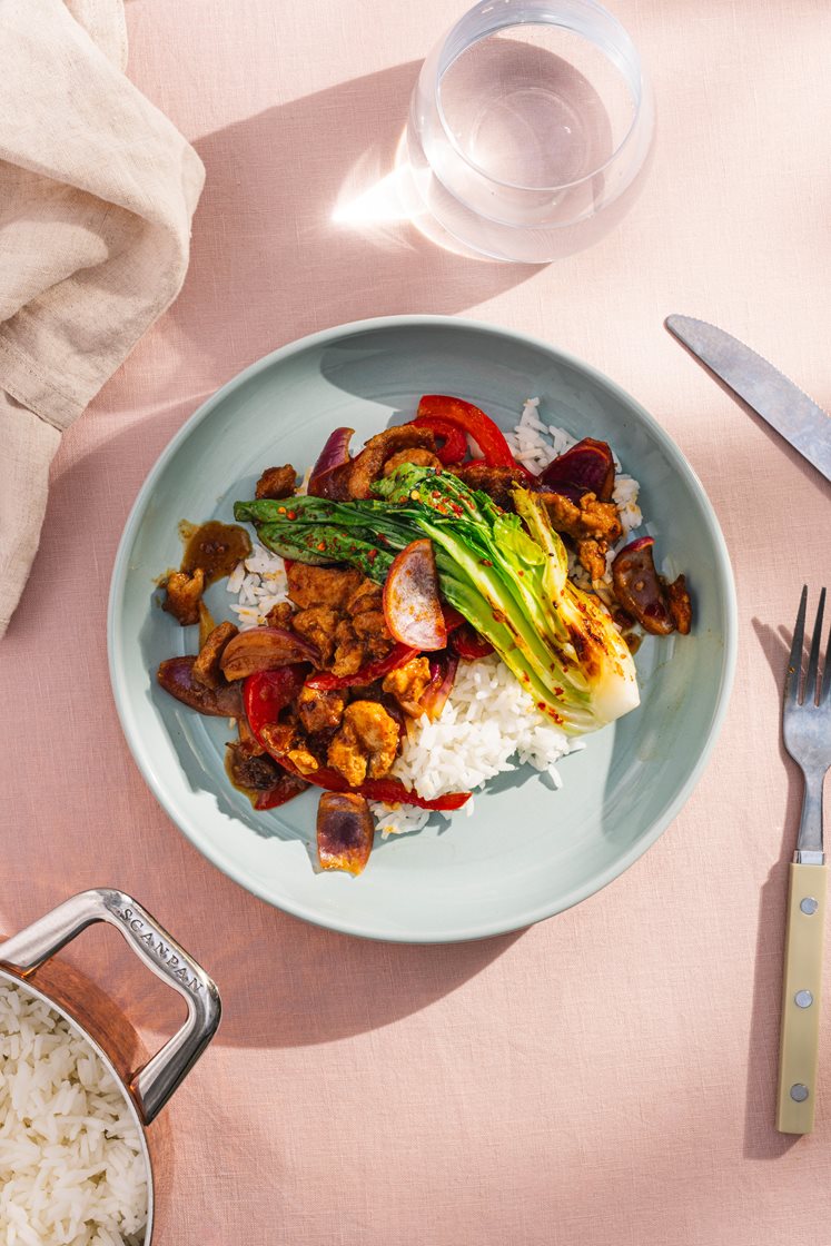 Wok med svinekød, stegt pak choy og ris