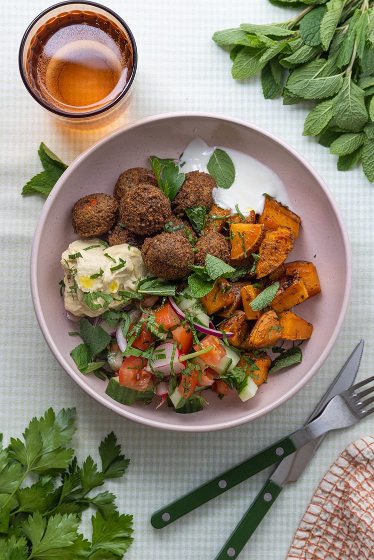 Falafel med ovnbagte søde kartofler, hummus og salat