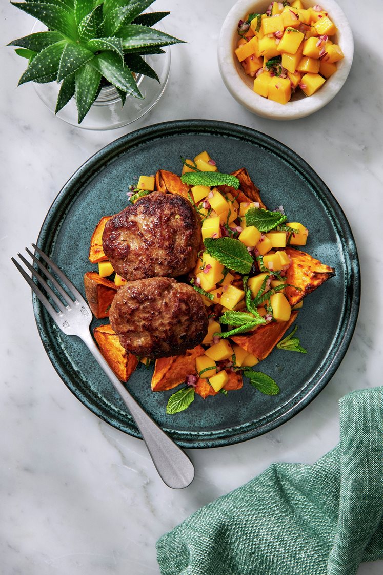 Karibiska kalkonfärsbiffar med rostad sötpotatis, mynta och mangosalsa