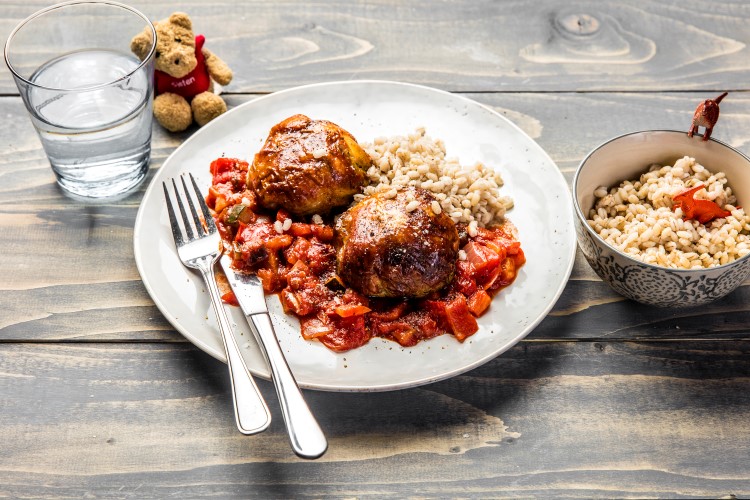 Bakt kylling med ratatouille og byggkorn