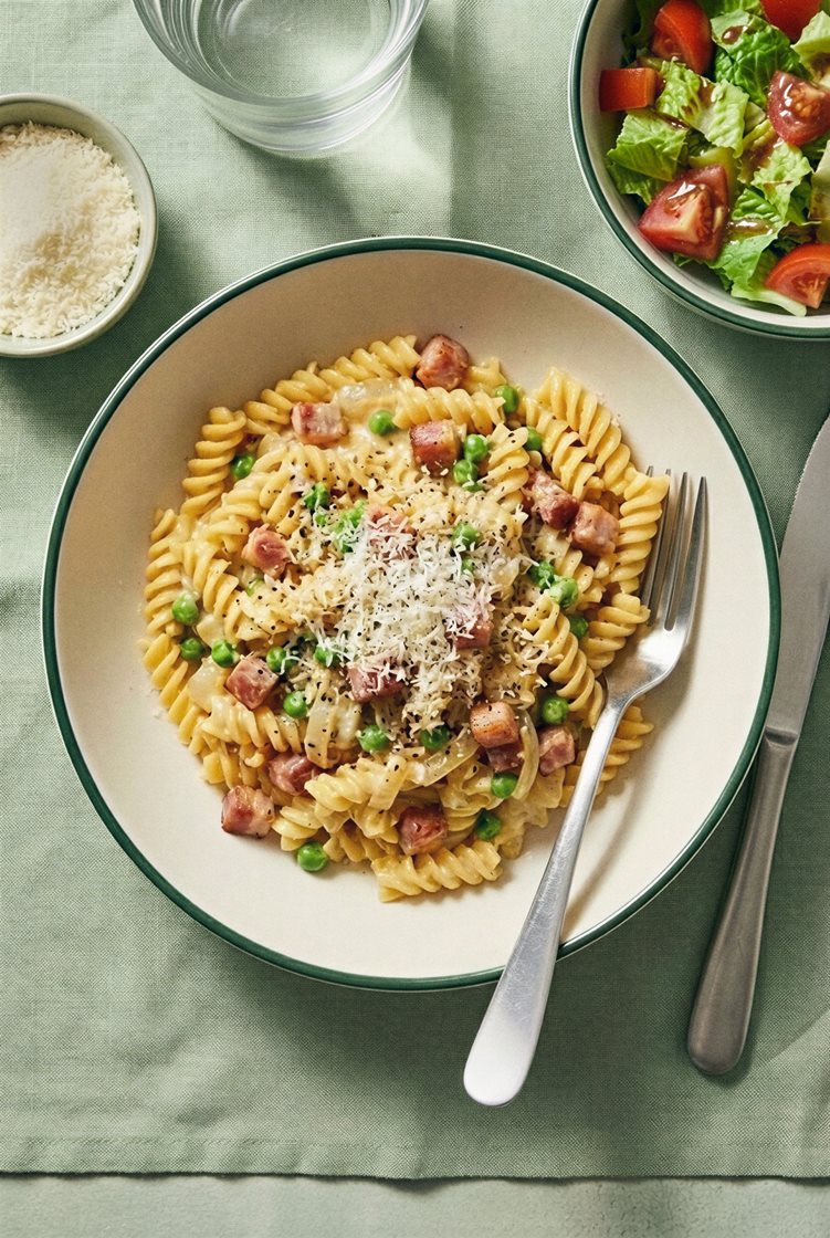 Glutenfri pasta carbonara med bacon og grønne erter