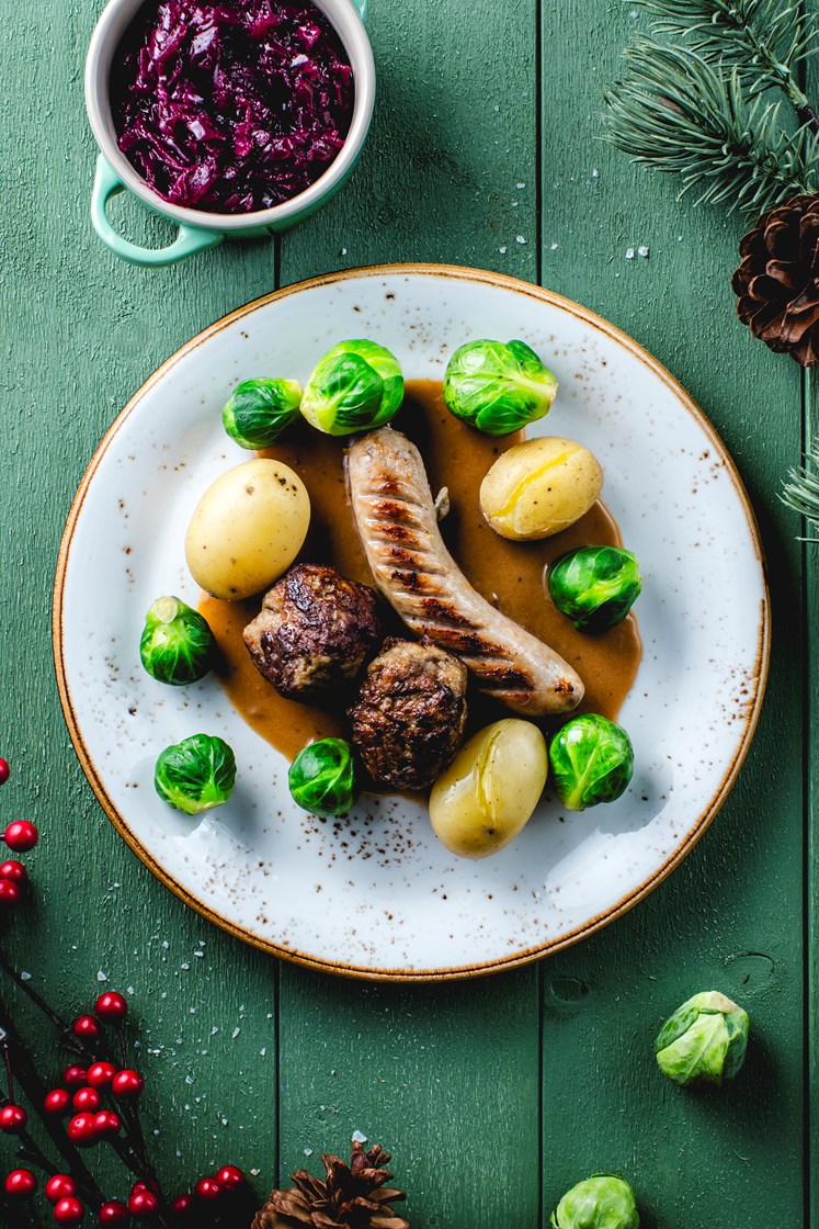 Medisterkaker med poteter, rosenkål, rødkål og brun saus