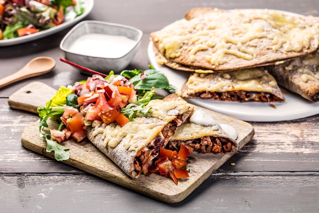 Quesadilla fylt med kjøttdeig, servert med grønnsalat og tomater