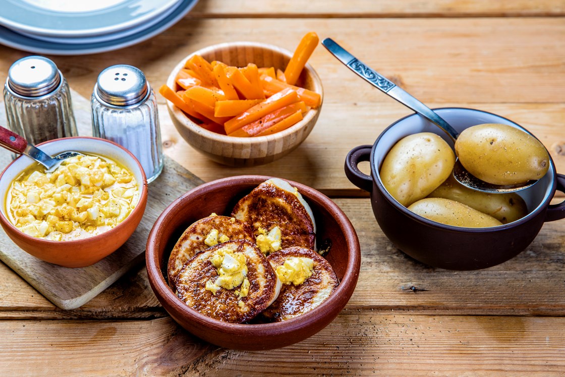 Fiskekaker med kokte poteter og eggesmør