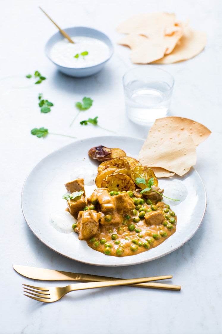 Korma av lam servert med tandooripoteter, myntedressing og papadams