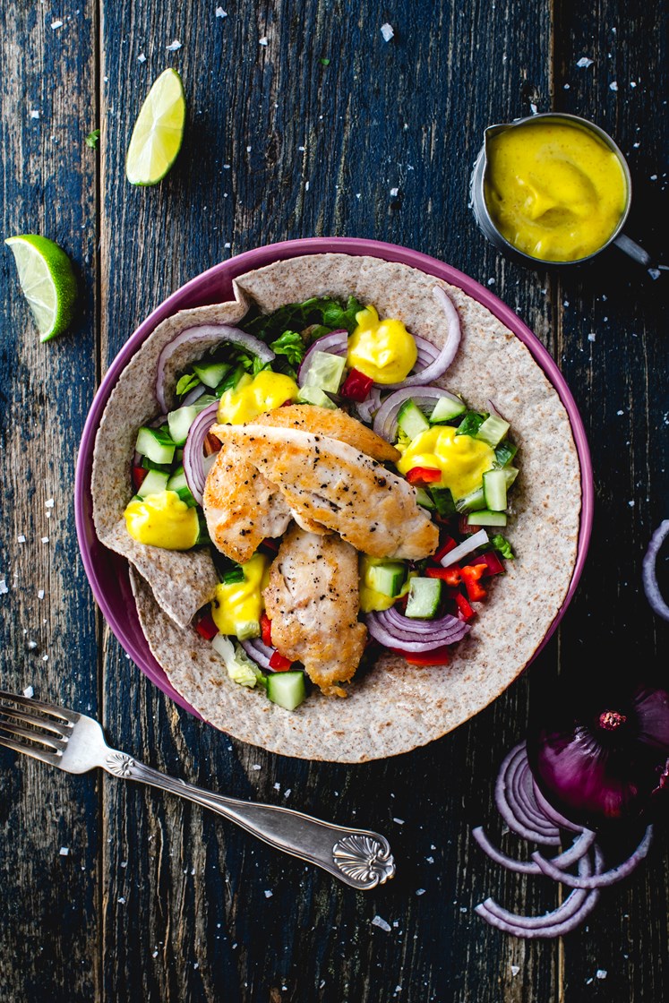 Kyllingwrap med friske grønnsaker og mango- og karridressing