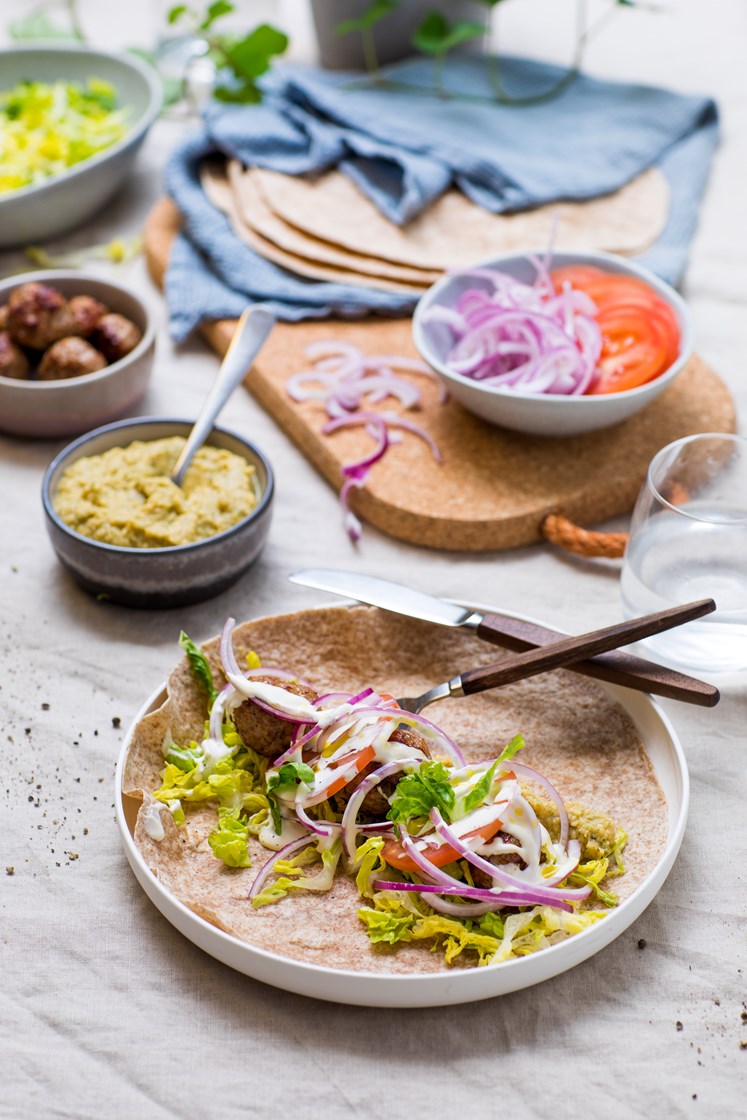 Köfte med hjemmelaget hummus og tomatsalat 