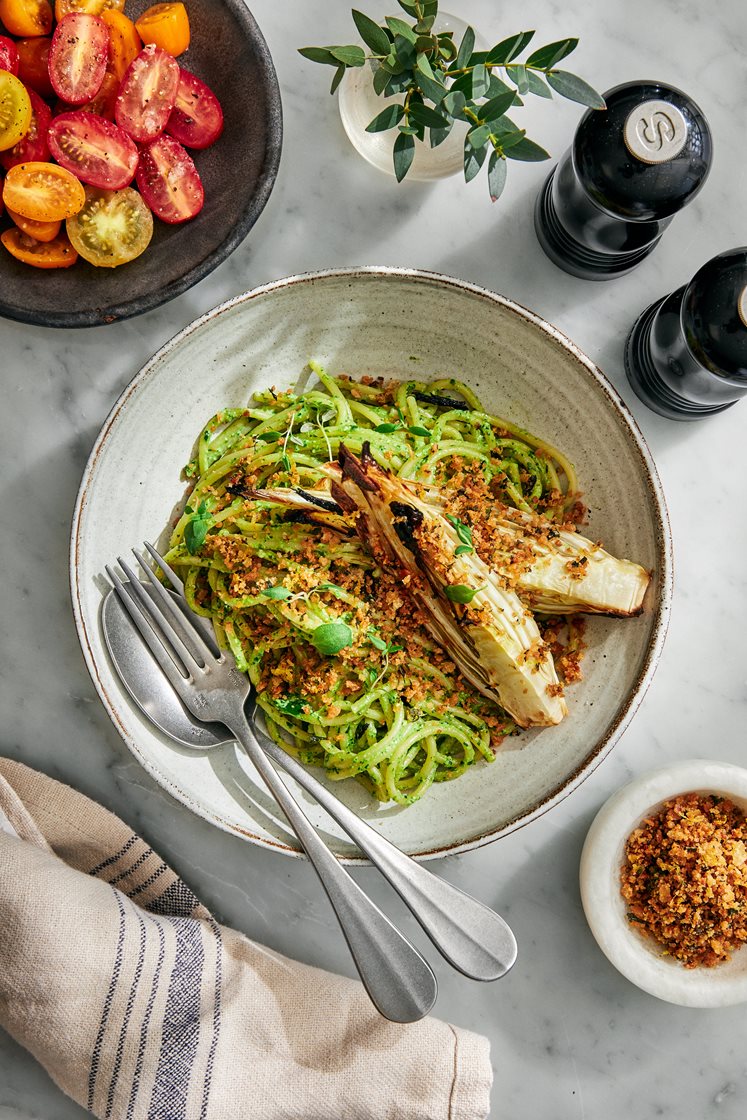 Spaghetti med pinjenötter, rostad fänkål och citron- och timjanströssel