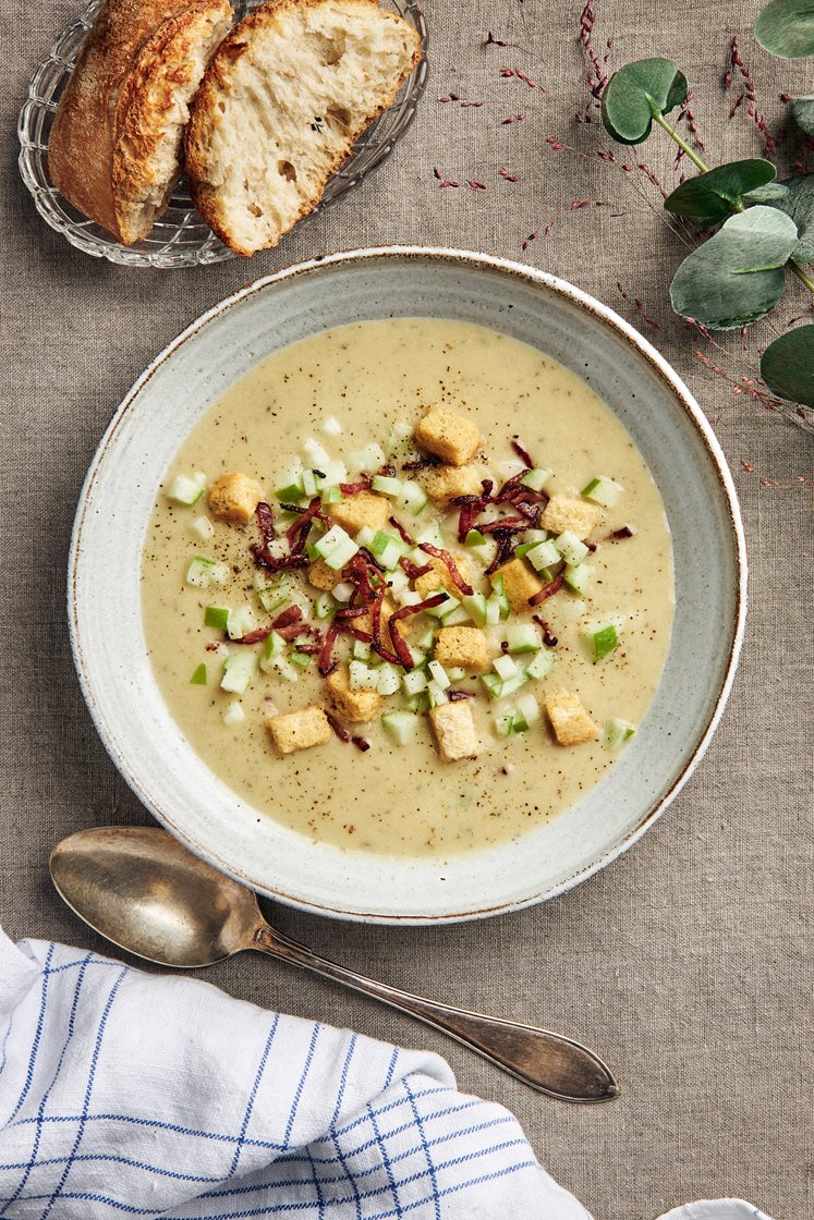 Potatis- och purjolökssoppa med krispigt kycklingbacon, äpple och krutonger