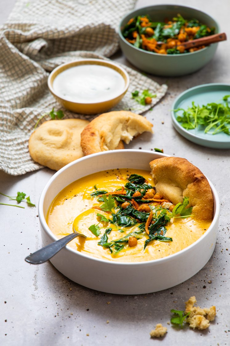 Rask indisk kyllingsuppe med krydderstekte kikerter og multibrød