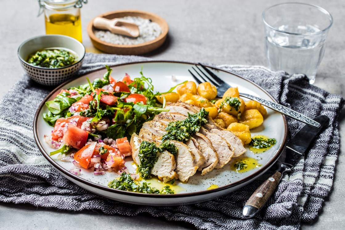 Kyllingbryst med gnocci og tomatsalat