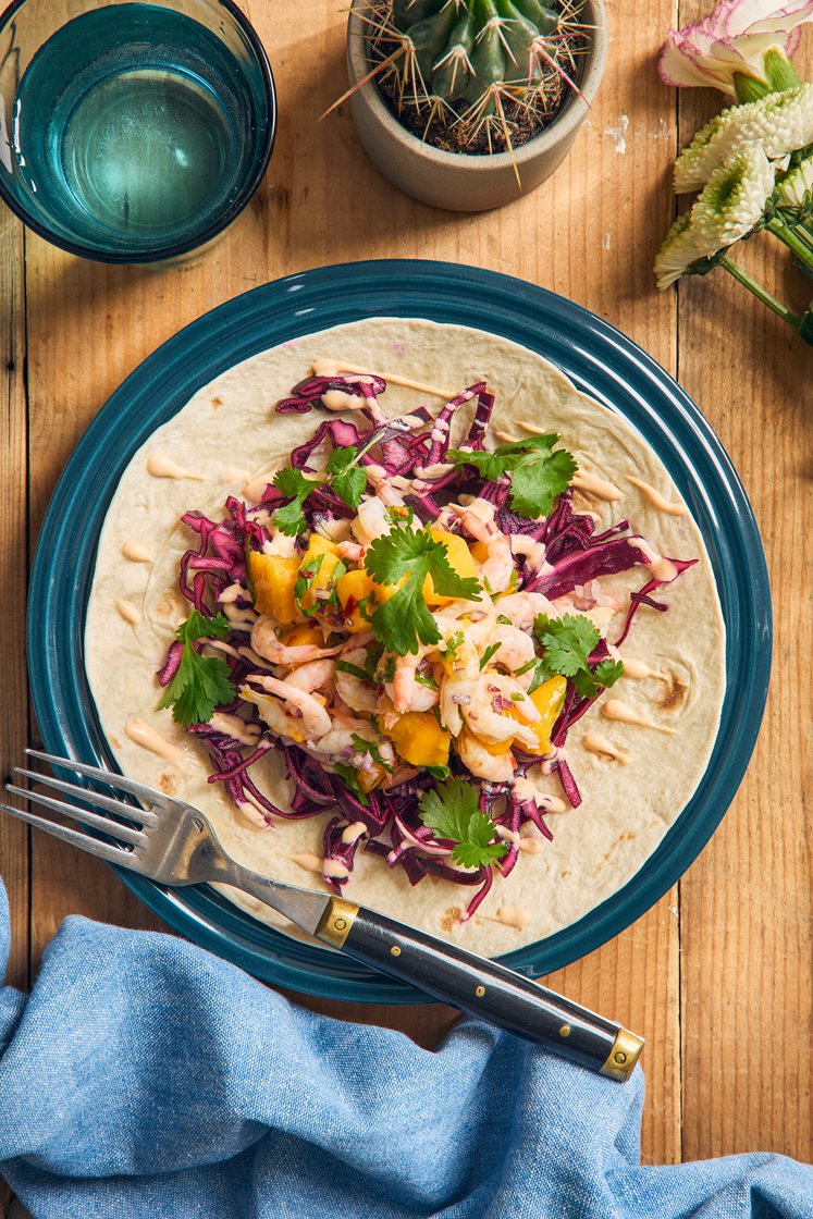 Rejewraps med mango og limedresset rødkål, srirachamayonnaise og koriander