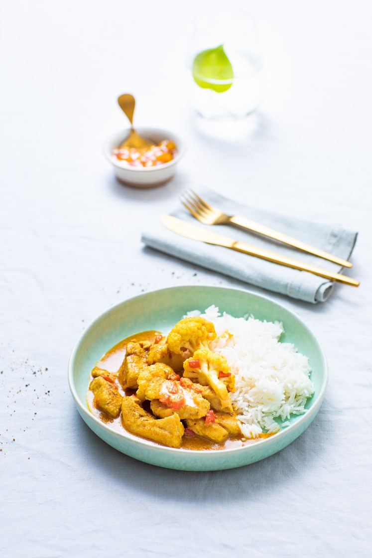 Butter chicken med blomkål, spinat og basmatiris