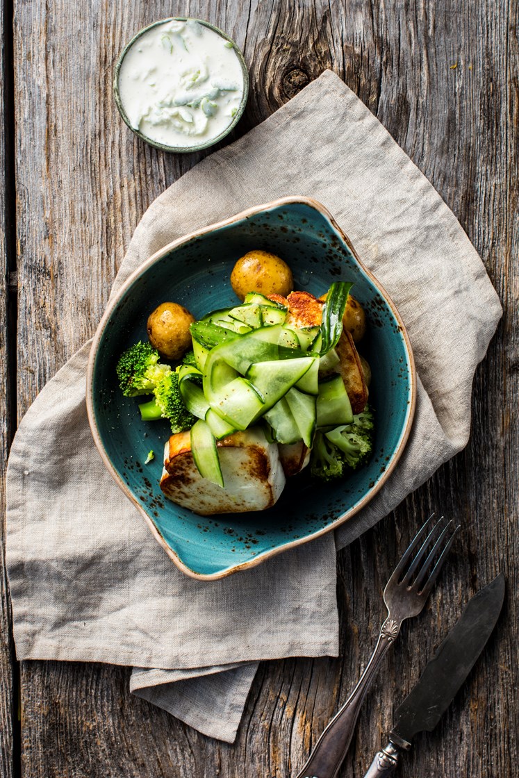 Stekt fiskepudding med småpoteter, frisk epledressing og agurksalat