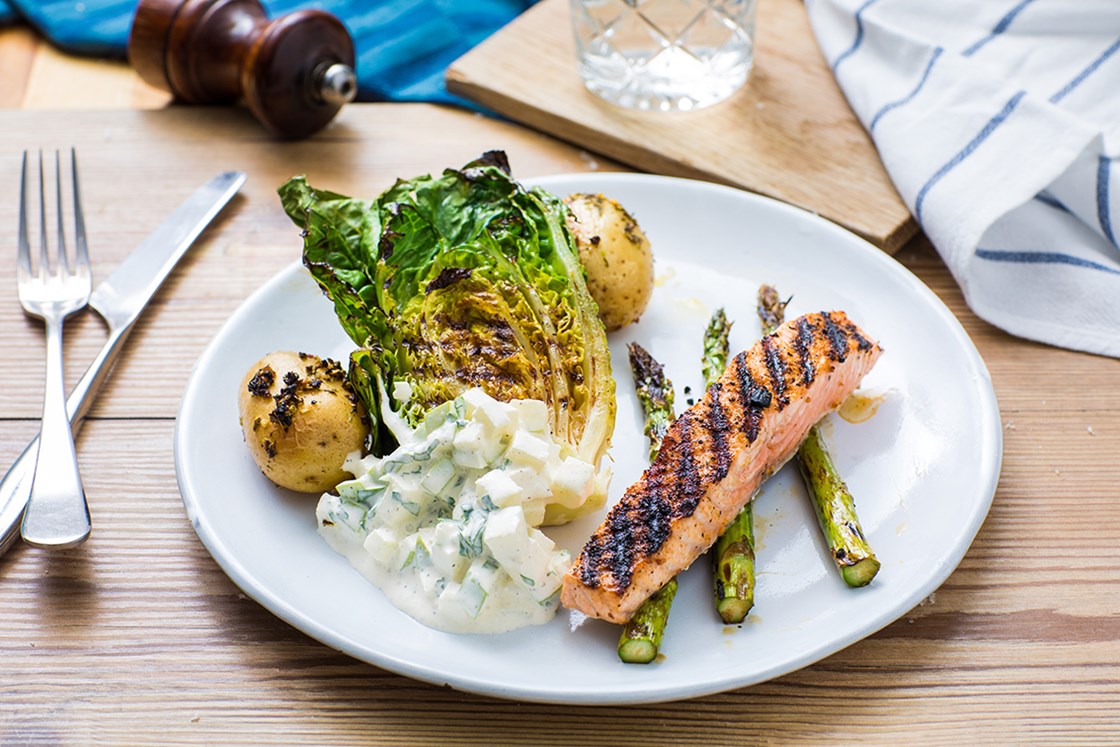 Sitruskrydret laksefilet med stekt hjertesalat og epledressing
