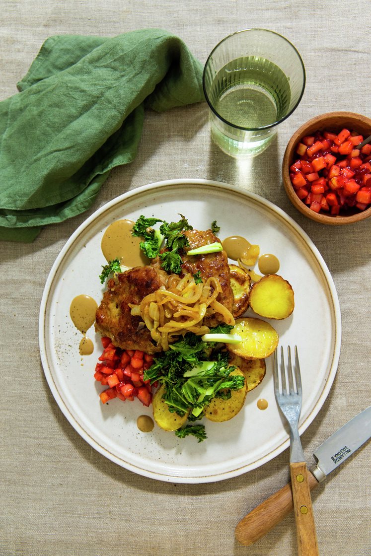 Karbonader med stegte løg, tyttebær og svampesauce