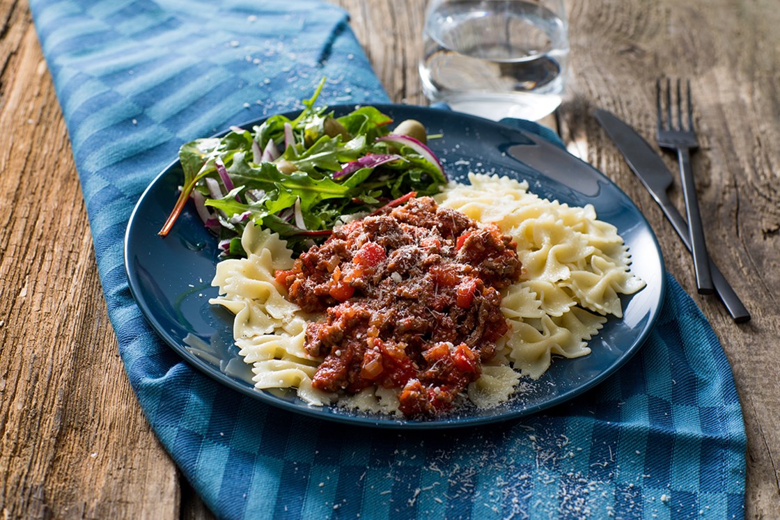 Bolognese farfalle med fersk oregano og revet Gran Biraghi 