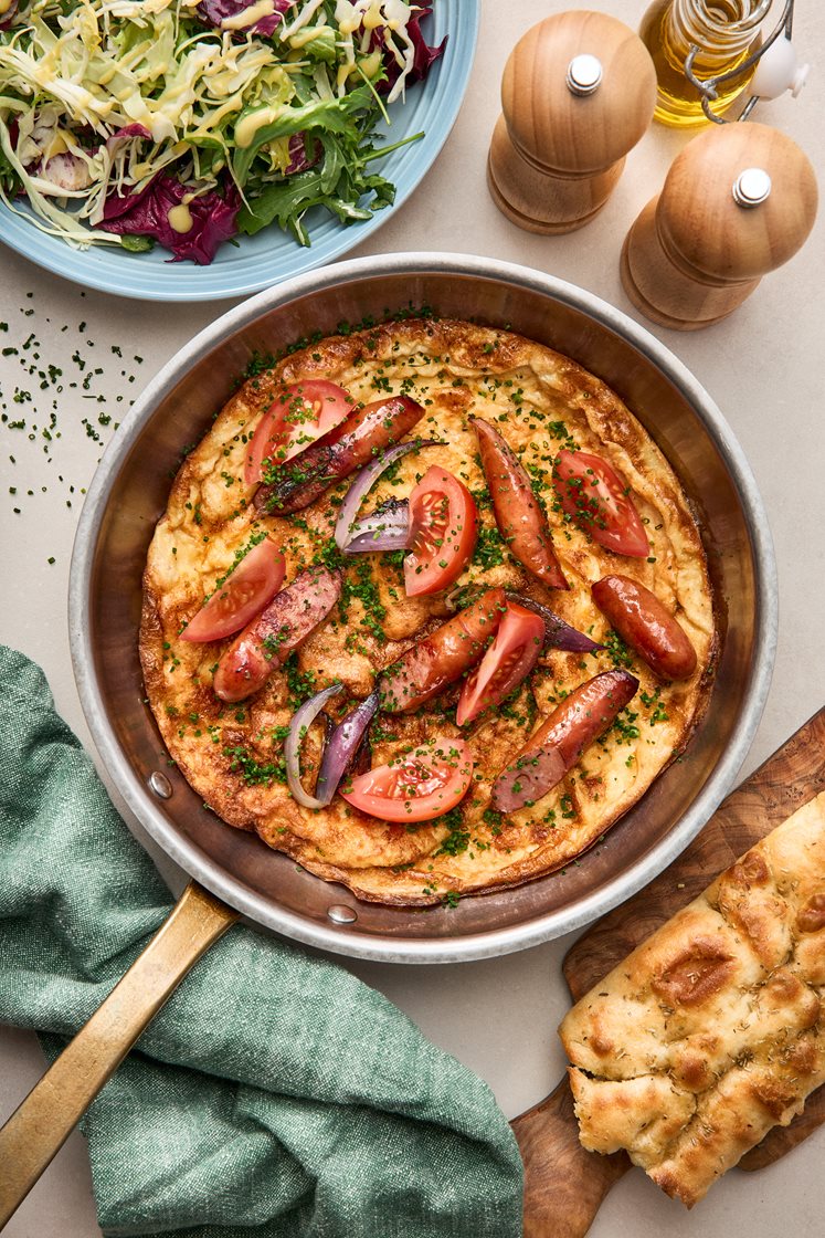 Æggekage med linquica pølse og tomat hertil foccaciabrød og salat