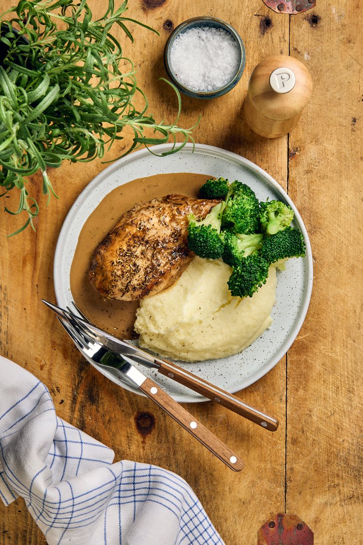 Rosmarinkyckling med gräddsås, potatismos och broccoli