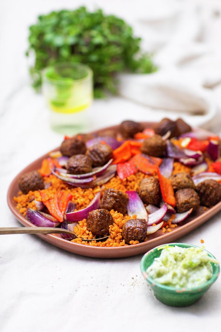 Kjøtt- og grønnsaksboller og tomatbulgur med paprika og løk, servert med epletzatziki